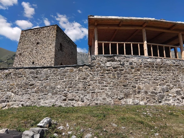 Руководитель Комитета Государственной охраны объектов культурного наследия Кодзоев Т. У. и и.о. директора ГКУ «Джейрахско-Ассинский музей-заповедник» Сампиев А.А. приняли участие в мероприятии по случаю завершения реставрационных работ башенного комплекса «Гоуст», в ходе которого был восстановлен исторический ансамбль, состоящий из трех башен.

Благодаря своевременно проведенным работам, комплекс вновь радует нас своим величием и старинной архитектурой.

Руководители учреждений также, в рамках плана работы по надзору за проведением реставрационных, консервационных и противоаварийных работ, направленных на сохранение историко-архитектурных объектов горной Ингушетии, посетили башенный комплекс «Нижний Пуй», где начаты и активно ведутся восстановительные работы специалистами реставрационной компанией ООО «Наследие».

Партнером проекта является благотворительный фонд М. Гуцериева «Сафмар».