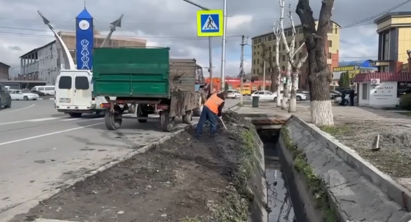 Preventative stormwater drainage is underway in Nazran.

️Currently, work is underway on Bazorkina Avenue.

These activities were organized at the request of Mayor Ruslan Ozdoyev following heavy rainfall.

Specialists are repairing the drainage system to prevent flooding and ensure its stable operation.

Thanks to modern preventative measures, the city was able to avoid serious consequences during heavy rainfall.