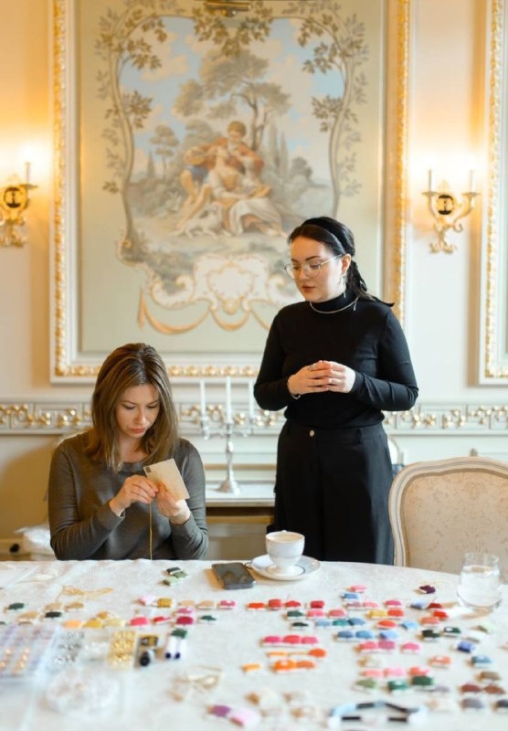 В парадных интерьерах "Особняка Мясникова", отреставрированному по проекту "АСМ", проходят различные мастер-классы. За чашкой кофе или чая, под чутким руководством мастеров креативной студии LAVR можно создать индивидуальную брошь или заколку-цветок из шелка, а также другие украшения.

Ближайший мастер-класс - 22 июня.