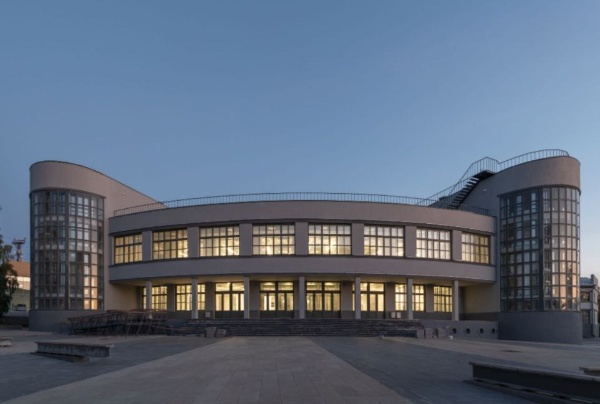 Что объединяет все значимые и замечательные объекты, представленные на фото? - Благовещенский собор в Воткинске, Клубный дом в Иране, Духовная Академия и Консерватория им. Римского-Корсакова, а также Канатный цех с водонапорной башней в Петербурге, Павильон ВДНХ "Зерно" в Москве, Павильон "Орла" в Гатчине, Верхний сад в Петергофе, Усадьба А.С.Пушкина в Нижегородской области и Фабрика-кухня в Самаре... Все эти прекрасно реализованные объекты реставрации стали номинантами VII Международного конкурса "Золотой Трезини" 2024, но...  уступили маленькому и гордому башенному комплексу "Харпе" в горной Ингушетии, ставшему финалистом конкурса в номинации "Реставрация".
