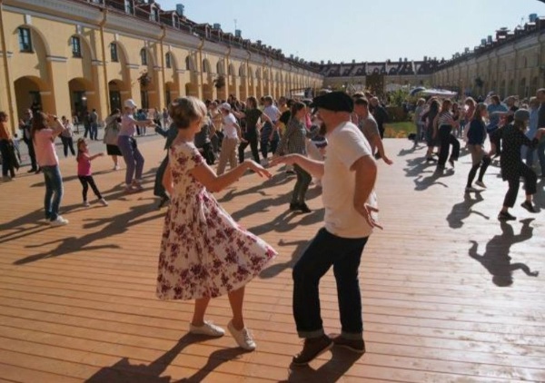 Рок-н-ролльные опен эйры и Jiving cats возвращаются в Никольские ряды. И первый из них состоится вечером 23 июня. Ожидаются отличный драйвовый плейлист, танцевальный интерактив и заряд отличного настроения!

Приспособление двора от "АСМ Групп".