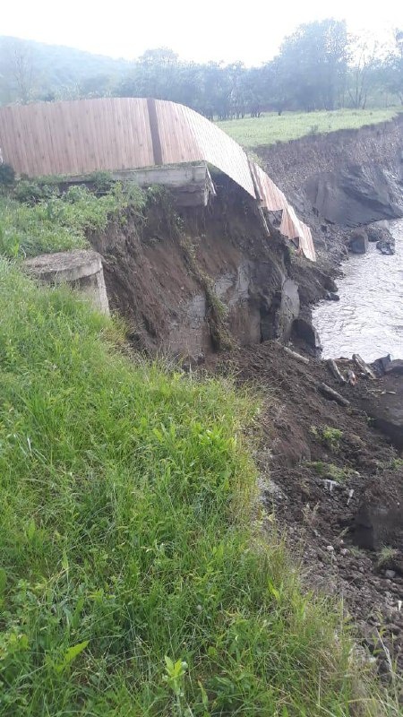 Уже в октябре в сельском поселении Галашки Сунженского района начнутся работы по расчистке и укреплению русла реки Асса. 

Мероприятия проводятся по поручению Главы Ингушетии Махмуд-Али Калиматова, откликнувшегося на обращения жителей. Главная цель – защитить жилые дома и приусадебные участки от разрушительных последствий паводков.  

Река Асса – одна из крупнейших в регионе, и в период паводков уровень воды в ней значительно повышается, что приводит к размыву берегов. 

Особенно уязвим участок вдоль улицы Заречная в Галашках. Здесь ширина берега за последние годы сократилась на 4–12 метров! Это создает серьезную угрозу подтопления жилых построек. 

Что будет сделано? Будет проведена расчистка русла реки на 400-метровом участке, перенаправлен поток воды в центральную часть и укреплен правый берег. Эти меры позволят увеличить пропускную способность реки, предотвратить дальнейший размыв берегов и снизить риск паводковых подтоплений. 

Завершить работы планируется в ноябре, до наступления холодов. 