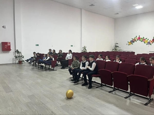 12.12.2025г. в Доме культуры с. п. Ляжги прошёл познавательный час: «Конституция-основной закон страны». 

Мероприятие было организовано с целью познакомить участников с главным законом России, рассказать о его значении и роли в жизни каждого гражданина.

В ходе встречи гости узнали: когда и как была принята действующая Конституция РФ; из каких разделов она состоит; какие основные права и свободы гарантирует гражданам; каковы обязанности каждого россиянина согласно основному закону.