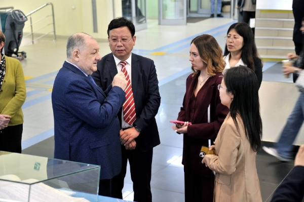 ПГУ продолжает расширять международное сотрудничество в сфере образования.

Одним из важных итогов приёмной кампании 2025 года стал приём студентов из КНР на совместную программу бакалавриата по направлению «Информационная безопасность».

Кроме того, ещё 114 студентов Ляонинского политехнического университета начали обучение по программе двух дипломов, которая реализуется с 2022 года.

Такой результат подтверждает высокий статус российского образования и интерес иностранных студентов к программам ПГУ.

Обучение завершится в Пятигорске, где студенты получат современные знания и навыки в области кибербезопасности.