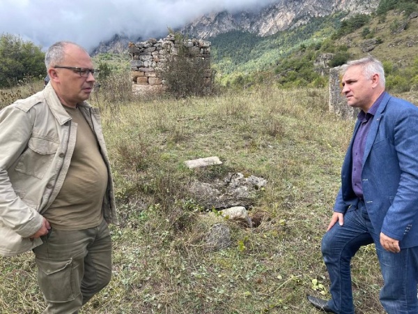 В рамках плана работы, совместно с руководителем проектной организации АСМ ГРУПП Михайловым А.Г. посетил «город мертвых» в Эгикале, который состоит из склеповых усыпальниц (1имараш).

Город мертвых расположен на окраине комплекса Эгикал, в западной части, состояние руинированное. Наиболее лучшая сохранность наблюдается у подземных строений.

Гробницы отличаются большим разнообразием. Тут есть многоэтажные постройки с несколькими погребальными камерами, с коридорчиками, каменными ящиками и тайничками. Некоторые башнеобразные склепы имеют декоративные орнаменты, осуществленные путем выборки из стен мелких камней.

По обнаруженным в склепах наконечникам стрел и золотоордынским монетам,  археологи отнесли часть гробниц к XIII-XV вв. Другая часть гробниц – эпохи средней и поздней бронзы.

Город мертвых входит в состав Джейрахско-Ассинского государственного историко-архитектурного и природного музея-заповедника и является объектом культурного наследия, охраняемого государством.

В результате поездки произведены визуальный осмотр и фотофиксация объектов, дана оценка их техническому состоянию. На следующем этапе работ будут приняты решения по их сохранению.