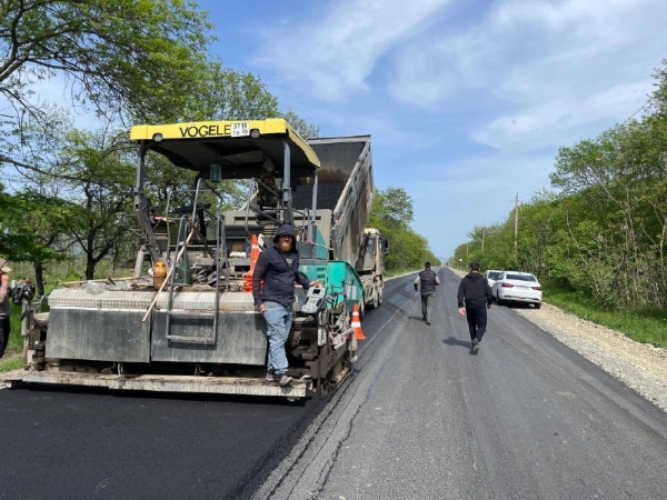 Завершается реконструкция участка автодороги «Назрань-Сунжа».

В рамках нацпроекта «Инфраструктура для жизни» реконструкция участка автодороги «Назрань-Сунжа» протяженностью 5,75 км подходит к концу. 

Проведен большой объем работ: дорога расширена до 7 метров, обустроено основание и два слоя асфальтобетонного покрытия, уложены водопропускные трубы, сделан тротуар шириной 2 метра. Сейчас устанавливаются знаки, наносится разметка и монтируются сигнальные столбики.

Обновленная работа обеспечит быстрый проезд между населенными пунктами и связь с Чеченской Республикой.