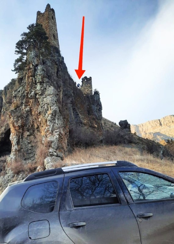 Сегодняшний материал мы хотим посвятить такому малоприятному явлению, как вандализм в горах. Под вандализмом понимают акты разрушительного поведения человека, в ходе которого уничтожаются или оскверняются предметы искусства, культуры.

К большому сожалению приходится констатировать, что сотрудниками музея-заповедника неоднократно фиксируются случаи вандализма в горной местности.

Несмотря на то что, мы в своей работе неоднократно напоминаем посетителям горной местности о хрупкости памятников, о том, что мы своими противоправными действиями наносим памятникам непоправимый ущерб, многие упрямо игнорируют замечания и взбираются на некоторые объекты, которые и так находятся под угрозой обрушения, наносят на них надписи, разводят костры в неположенном месте, оставляют за собой мусор и т.д.

Мы, в рамках своей работы, проводили ознакомительные беседы с учащимися СОШ республики, рассказывали про правила посещения горной местности, о необходимости соблюдения чистоты и порядка на территории памятников, но мы и предположить не могли, что есть необходимость объяснять такие вещи взрослым людям.

Памятники истории и культуры – это память наших предков, это наша историческая родина, это, наконец, достояние всего ингушского народа, поэтому у нас нет морального права не только на ее уничтожение, осквернение, у нас нет права даже на ее забвение.

Поэтому, пользуясь случаем, как мы осуждаем тех, кто оскверняет память предков, мы также благодарим всех, кто осознанно относится к памятникам старины, всех, кто, проявляя активную гражданскую позицию, проводят субботники в горной местности, занимаются вырубкой нежелательной растительности и приводит за собой в надлежащее санитарное состояние территорию заповедника.

Как мы неоднократно говорили, памятники истории и культуры находятся под охраной государства. Лица, причинившие вред объекту культурного наследия, несут в соответствии с законодательством РФ уголовную, административную и иную ответственность.

Хочется также напомнить некоторым правонарушителям, что помимо установленных камер видеонаблюдения, многие комплексы защищены «фотоловушками», которые дают безошибочную возможность их распознавания.

В связи с этим, в рамках своей работы, мы предупреждаем, что фотографии следующих нарушителей на огромном баннере, мы будем вывешивать при въезде в Джейрахский район, а также будем их размещать на своем телеграм-канале и на официальном сайте учреждения, и у них будет уникальная возможность «прославить» себя на всю республику.