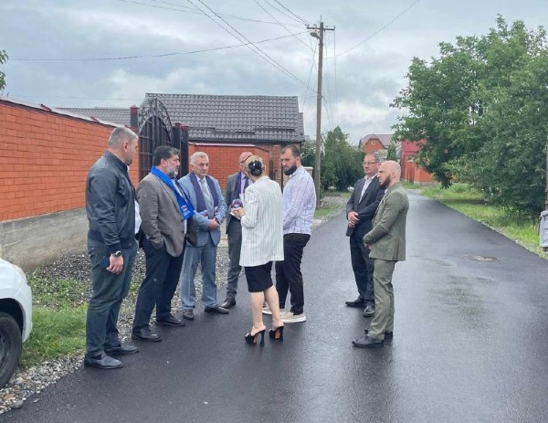 В рамках партпроекта «Городская среда» партийный десант «Единой России» проверил общественные территории г. Назрань.  

В инспекционном выезде приняли участие: руководитель Регионального исполкома Ибрагим Картоев, член Генсовета, секретарь МО партии в г. Назрань Юсуп Богатырев, региональный координатор партпроекта «Городская среда» Зарема Оздоева и депутаты Городского совета г. Назрань.  

Партийцами был проведен мониторинг следующих территорий: аллея по пр. Базоркина напротив МКД №8; прилегающая территория амбулатории по ул. Дидигова в Насыр-Кортском административном округе г. Назрань и улица Цечоева в Центральном административном округе г. Назрань- Центр-Камаз.  
Работы на обозначенных  территориях только начаты. Участники выезда обсудили с подрядчиком дальнейшие шаги по улучшению городской среды, включая планы по ремонту дорог, установке уличного освещения и обустройству зоны отдыха по улице Дидигова.  

Реализация проекта «Городская среда» — создание комфорта.
