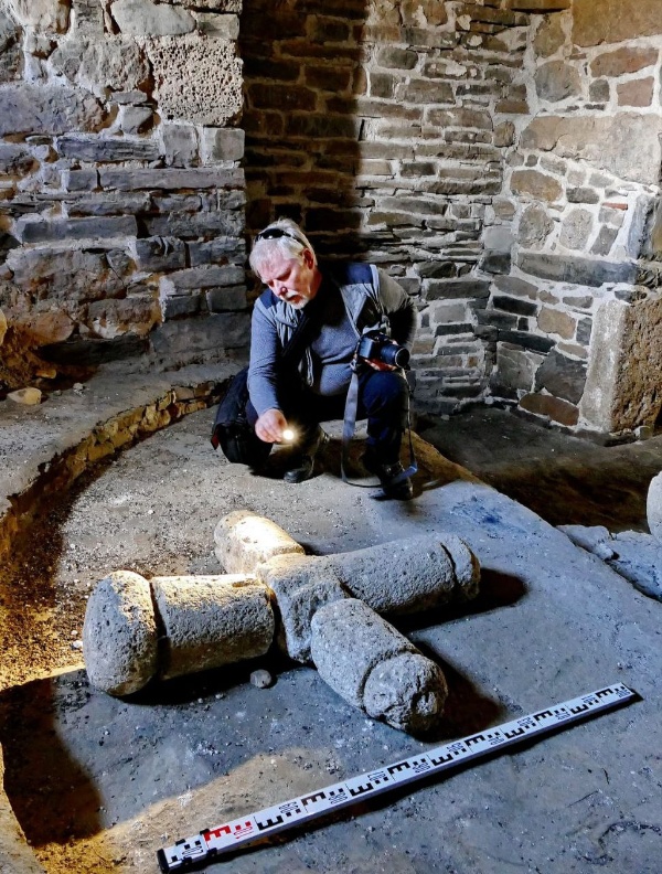 It is pleasant to realize that the interest in mountain Ingushetia from researchers not only does not fade, but on the contrary increases day by day: it has long attracted the attention of not only tourists, but also scientists who are trying to open unknown pages of history.

So, recently, in the framework of the study of medieval stone crosses, cruciform and anthropomorphic steles in the North Caucasus, independent researchers from St. Petersburg Alexander Potravnov and Tatiana Khmelnik, having previously agreed on their visit, together with the staff of the State Historical-Architectural and Natural Museum-Reserve of Djeirakh-Assinsk, inspected a number of monumental objects in the mountains of Ingushetia.

The researchers visited the tower complexes "Myashkhi", "Keli", the temple "Thaba-Yerda", where these objects are preserved, and which are within the scope of their scientific interests.

Scientists inspected and photographed the most accessible monuments of the past – stone crosses, cruciform and anthropomorphic steles.

At the same time, in the course of work, in the area of the tower village "Keli", on the slope, next to the crypt, a medieval stone cross was discovered, considered previously lost.

Farewelling, researchers from St. Petersburg thanked the employee of the museum-reserve for hospitality and assistance and expressed hope for continued cooperation.

SPOILER: in the future, these objects will be included in the consolidated catalog of stone crosses of the Russian Federation with a mark of places of detection on the map, which will allow a more accurate and reasoned study of the tradition of creating and distributing stone crosses not only in Ingushetia, but also in other regions of the Caucasus.
