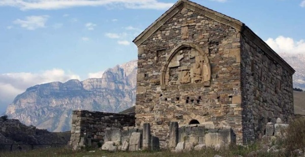 ООО «АСМ Групп» совместно с «Наследие Кубани» получили разрешение Министерства культуры РФ на проведение археологических исследований по обьекту культурного наследия «Храм Тхаба Ерды» в Джейрахско-Ассинском заповеднике.

«Тхаба Ерды» – один из древнейших храмов России. Расположен на пересечении военно-торговых путей в центре горной Ингушетии. По преданию, в определенные дни для совершения обрядов, религиозных отправлений и разрешения спорных вопросов к храму  стекались жители обществ Галгай , Чулхой и Фяппий.  Также у храма Тхаба- Ерды находился «мехка кхел»- суд страны.