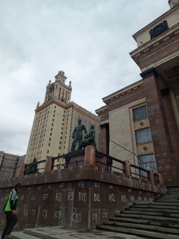 Полным ходом идет реставрация Московского государственного университета на Воробьевых горах. Сегодня архитекторы "АСМ Групп" проводят инспекцию по выполненным работам, а уже завтра "покатаются" на подъемниках по фасадам и поднимутся на шпиль, высота которого более 200 метров.