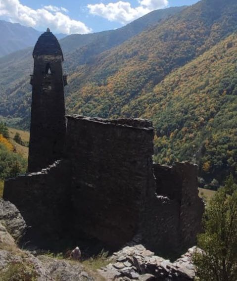 В рамках культурно-познавательной программы состоялась поездка в Мелхист с посещением исторически значимых мест — Икольчи, Терти и Меши. Участники экскурсии познакомились с уникальными объектами культурного наследия, узнали об их истории, архитектуре и значении для сохранения традиций региона.

Такие поездки помогают бережно относиться к прошлому, расширяют знания о родном крае и создают живую связь между поколениями.