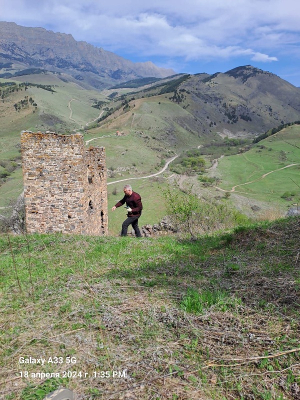 В эти дни, сотрудники Джейрахско-Ассинского музея-заповедника, в рамках плана работы, совершили инспекционную поездку в Верхний Пуй. 

Архитектурный комплекс «Верхний Пуй» - небольшой башенный поселок замкового типа, расположен в Джейрахском районе, южной части Таргимской котловины, под горой Молельня. Высота над уровнем моря составляет 1200 м. Состоит из одной полубоевой, которая сохранилась на высоту четыре яруса и полуразрушенных жилых башен. Административно входит в сельское поселение Гули.

Сотрудниками на месте был произведен сбор полевого материала, обследовано сохранность памятников, произведена фотофиксация.

На все объекты культурного наследия комплекса будут составлены акты технического состояния и направлены в вышестоящие организации.
