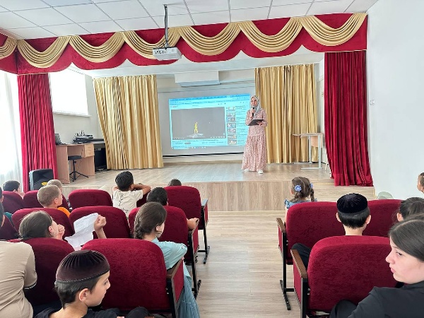 22 июня - одна из наиболее трагических дат в истории нашей Родины. День памяти и скорби для тех, кто пережил и выжил, для детей и внуков миллионов солдат, что отдали жизни за мир, в котором мы сегодня живём. 
 
22 июня 1941 года в 4 часа утра началась самая разрушительная, жестокая и кровопролитная из всех войн, когда-либо прошедших на нашей планете - Великая Отечественная война: фашистская Германия напала на Советский Союз.

В одночасье разрушились надежды миллионов семей, были поломаны судьбы целых поколений. Память о тех грозных годах - как и не утихающая скорбь - навсегда останется в наших сердцах.

В преддверии этой памятной даты работники Дома культуры с.п. Ляжги провели информационный час о Дне памяти и скорби «Сороковые роковые» в пришкольном лагере с дневным пребыванием "Радуга". Методист Точиева З.М. начала мероприятия с беседы о начале войны, после чего дети посмотрели документальный фильм. В конце мероприятия участники минутой молчания  почтили память о погибших.