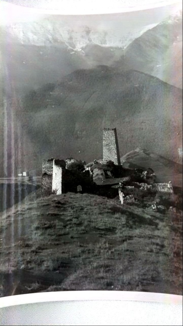 Средневековый башенный комплекс замкового типа "Харпе" в 70-е гг и сейчас. 

Находится на отроге горы Маьт-Лоам в Джейрахском ущелье Ингушетии. 

Кстати, проект реставрации комплекса от "АСМ Групп" стал номинантом VII Международного конкурса в области архитектуры "Золотой Трезини 2024" в номинации "Лучший реализованный проект реставрации".