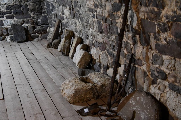 "В ноябре в горной Ингушетии откроется уникальный музей под открытым небом, созданный командой школы каменщиков-реставраторов «Наследие». 

Музей будет располагаться внутри одной из отреставрированных жилых башен на территории архитектурного комплекса Нижний Пуй, вход в него будет бесплатным по пятницам после обеда, так как в остальные дни на территории проходят реставрационные и археологические работы. 

Задача музея гораздо шире, чем просто хранение артефактов — он станет пространством, где каждый сможет погрузиться в жизнь средневековых горцев. В настоящее время в коллекции уже около 500 уникальных находок, среди которых такие исторические ценности, как кинжал времен имама Шамиля, латунная пулелейка XIX века, фрагмент ствола пищали XVII века, миниатюрная наковальня, хозяйственные инструменты, керамика, лампы и редкие височные подвески. 

На территории Нижнего Пуя проводятся исследования шести башен и трех склепов, и организаторы планируют, что музей будет постоянно пополняться новыми артефактами. Это уникальная возможность узнать о земледелии, ремеслах и искусстве наших предков, а также о том, в какой среде они жили. 

Отмечу, что команда «Наследия» под руководством Рамзана Султыгова, реставратора с международным опытом, проделала колоссальную работу за год с момента основания школы. Помимо самой реставрации на территории комплекса активно ведется научная деятельность. 

Специалисты обнаружили не только артефакты, но и ритуальное захоронение жеребенка, что подтвердило существование погребального обряда, описанного первым ингушским этнографом Чахом Ахриевым. Также найден фрагмент деревянной двери, которой пользовались еще средневековые ингуши, оригинальные каменные полы и многое другое.

Хочу выразить благодарность благотворительному фонду «Сафмар» и его основателю Микаилу Гуцериеву за неоценимую поддержку в создании школы «Наследие», которая вошла в долгосрочный проект по исследованию и реставрации более 3 тыс. памятников ингушской средневековой архитектуры", - сообщил глава Республики Ингушетия Махмуд-Али Калиматов.