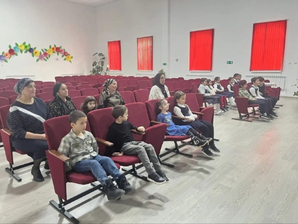 12.12.2025г. в Доме культуры с. п. Ляжги прошёл познавательный час: «Конституция-основной закон страны». 

Мероприятие было организовано с целью познакомить участников с главным законом России, рассказать о его значении и роли в жизни каждого гражданина.

В ходе встречи гости узнали: когда и как была принята действующая Конституция РФ; из каких разделов она состоит; какие основные права и свободы гарантирует гражданам; каковы обязанности каждого россиянина согласно основному закону.