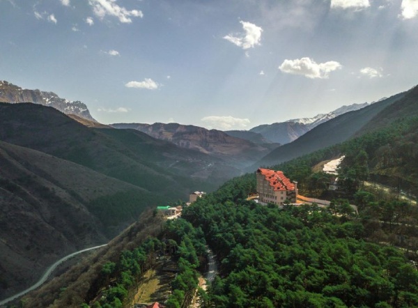 «Армхи» будущего. Перспектива на 10+ лет.

«Архыз», «Эльбрус» и «Ведучи» уже работают для гостей и на экономику. «Мамисон» готовится к запуску. Следующий на очереди — «Армхи» в Джейрахском районе Ингушетии.

Уже сейчас «Армхи» принимает 20 000+ туристов в год, и у курорта есть всё, чтобы стать ещё популярнее:

• близость от аэропортов
• целебные источники и хвойные леса
• возможности для горного отдыха

Грандиозные планы:

▪️ Модернизация пройдет в два этапа. Сначала будет построена современная креселка, далее добавлены горнолыжные километры — с 1,2 км до 3,45 км с системой оснежения, также будет возведен МФЦ и дом для ратраков. 

▪️ Обновление инженерии: электросети, водо- и газоснабжение, водоотведение, очистные сооружения. Они значительно облегчат работу будущих резидентов. Также в планах реконструкция автодорог и строительство парковок на 150 мест.

▪️ Инвесторы добавят курорту бальнеологические и бассейновые комплексы, гостевые дома и виллы на почти 900 номеров.

▪️ В далеко идущих планах — увеличить зону катания до 10 трасс, добавить подъемники для учебных склонов, построить горный экстрим-парк. И по мелочи: кинотеатр, амфитеатр, экотропы, кемпинги, концертный зал, интерактивный музей.

Ожидаемый результат:

К 2035 году курорт обеспечит работой 1200+ человек, привлечет почти млрд рублей в бюджет. Гостями станут 180 тысяч туристов в год.

