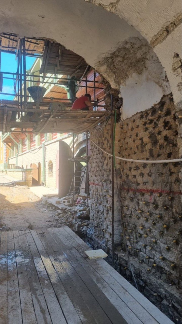 Активно продолжаются реставрационные работы по проекту "АСМ Групп" на объекте культурного наследия федерального значения "Башня Нижних решеток" на территории Псково-Печерского монастыря.

Руководство работами - АНО "Возрождение"