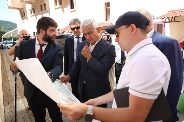 Заместитель Министра экономического развития РФ Сергей Назаров посетил курорт «Армхи» в рамках рабочего визита в Ингушетию. «Армхи» входит в прорывные проекты республики, в него планируется вложить около 13 млрд рублей.

По проекту предполагается создание горнолыжных трасс, многофункционального центра, инвестором будут созданы бальнеологический комплекс на 60 номеров, гостиничный комплекс на 340 номеров, панорамные виллы на 52 места размещения и т.д.