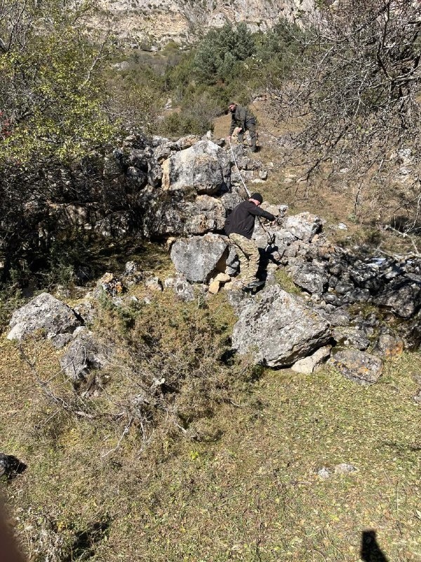 Ни дождь, ни снег, ни ветер, ни зной не отвлекают сотрудников Джейрахско-Ассинского музея-заповедника от намеченных целей. А цель такова: до конца года поставить на государственный учет все циклопические строения Джейрахского района.

В связи с намеченной целью, в эти выходные, пользуясь благоприятными погодными условиями, были проведены работы на комплексах Кели и Верхний Кели, где по предварительным данным, отмечено не менее 10 древних строений с заградительными стенами. 

Ранее аналогичные работы, по учету и фиксации циклопических строений были проведены в башенном поселении Средний Озик, где было учтено 27 строений и 3 заградительные стены.

Как мы уже отмечали, ранее на государственном учете, в статусе выявленных объектов культурного наследия республики, состояли всего лишь 14 циклопических построек архитектурного комплекса «Таргим», хотя, по предварительным данным, на территории горной Ингушетии такие постройки  отмечаются в башенных комплексах  «Эгикал»,  «Хамхи», «Кхарт», «Дошхакле», «Тори», «Озик», «Кели», «Кязи» и др.

Следующие работы планируется провести на Верхнем Озик и Дошхакле.