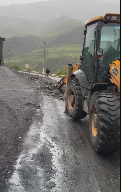 В с.п. Джейрах завершен первый этап  по прокладке   водопровода  от пересечения ул. Льянова и Мамилова  до  развилки «Ольгетти-Армхи» ( 3050  метров). 

Завтра начнутся работы по присоединению (врезке) объектов, 
установке шаровых кранов и пожарных гидрантов.