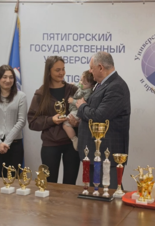 Сегодня в торжественной обстановке состоялось награждение сильнейших команд ПГУ. Женская волейбольная сборная и мужские футбольные команды получили заслуженные кубки, медали и денежные спортивные премии – доказательство их упорства, силы духа и настоящей командной работы.

Особым моментом стало вручение наград победителям традиционного XX «Кубка Ректора» по футболу. Ректор ПГУ, профессор А.П. Горбунов, и заведующий кафедрой физической культуры и спорта, доцент Ш.А. Имнаев поздравили ребят лично, отметив их стремление к победе и верность спортивным ценностям.