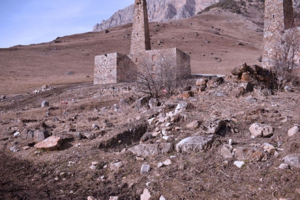 В ходе проводимой работы по сохранению и учету объектов культурного наследия горной Ингушетии, сотрудниками Джейрахско-Ассинского музея-заповедника совместно со специалистами комплексных архитектурных  и реставрационных проектов АСМ ГРУПП, на башенном комплексе «Ний» выявлены, ранее не известные, циклопические постройки - сооружения из огромных нетёсаных каменных глыб безрастворной кладки горизонтального плана, древние каменные жилища.

Циклопические строения – это свидетельства существования древней цивилизации, существовавшей в Ингушетии задолго до письменной истории.  

Нужно отметить, что среди ученных вопрос о датировке циклопических сооружений в течение многих лет остаётся дискуссионным. Проблема датировки мегалитических сооружений сегодня, как и раньше является актуальной.

Л.П. Семёновым и Е.И. Крупновым, после изучения ими  остатков мегалитических построек в ингушских селениях Хамхи, Эгикал, Дошхакле, сделали заключение, что данные циклопические дома – крепости принадлежат к эпохе скифов, т.е. VII-V вв. до н. э. «когда были крепкие родовые устои и все постройки возводились усилиями многочисленных членов рода».

На комплексе «Ний» зафиксированы 2 циклопические постройки, определены их координаты.

Ранее, работа по выявлению и учету циклопических строений была проведена на башенных комплексах: Верхний и  Средний Озик, Дошхакле, Кели, Кхарт, Таргим, Эгикал, Тори, Бархане. 

В последующем они будут поставлены на государственный учет и нанесены на карту.