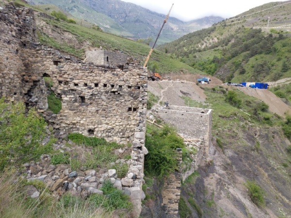 Полным ходом идут реставрационные работы на башенном комплексе "Эбан" в горной Ингушетии. Подрядчик - "МК Рест-Строй" по проекту "АСМ Групп". На сегодняшний день в работе усиление скал и реставрация двух жилых башен.

Партнеры проекта - Благотворительные фонды "САФМАР" и "Возрождение".