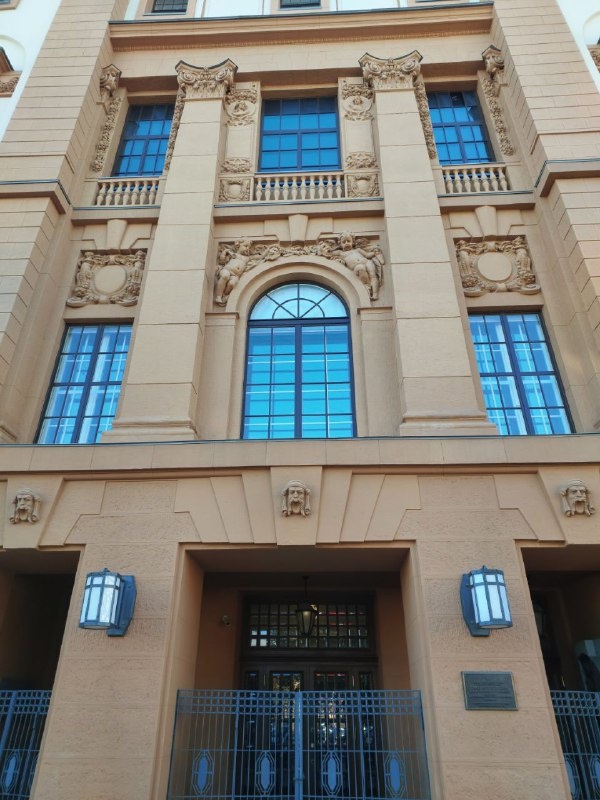 Прошло уже два года, как преобразились отреставрированные фасады объекта культурного наследия федерального значения "Санкт-Петербургское Благородное собрание" на углу Малой Садовой и Итальянской улиц в Санкт-Петербурге. 

Второе название здания - "Дом радио", поскольку именно отсюда в годы блокады вело свою трансляцию ленинградское радио.

Проект реставрации от "АСМ Групп".