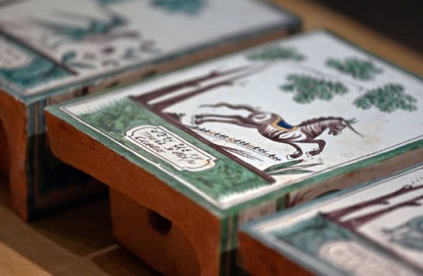 В Историческом музее открылась роскошная выставка, посвященная работам скопинских мастеров XIX века.

Более 80 произведений представлены в Кабинете председателя в Главном здании Исторического музея. Уникальные фигурные сосуды, подсвечники, скульптуры и изразцы, вдохновленные народным фольклором собраны в три основных раздела выставки.

Керамисты Скопина черпали свое вдохновение из народных сказаний и переносили любимые образы в пластические формы керамики, где мифические персонажи соседствуют с животными и людьми. 

Центр художественной керамики возник в Скопине рязанской губернии в 1860-е годы и существовал до 1917 года.