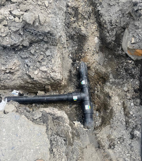 В с.п. Джейрах по ул. Льянова завершены работы по присоединению (врезке) объектов к новому водопроводу. 

Сделано  более 80 отводов. Сейчас устанавливаются  бетонные  кольца и шаровые краны для подключения переулков, также проводятся работы по уборке  кусков  асфальта, камней и прочего мусора с дорог и обочин. 

Подключение нового водопровода планируется завершить до конца недели.