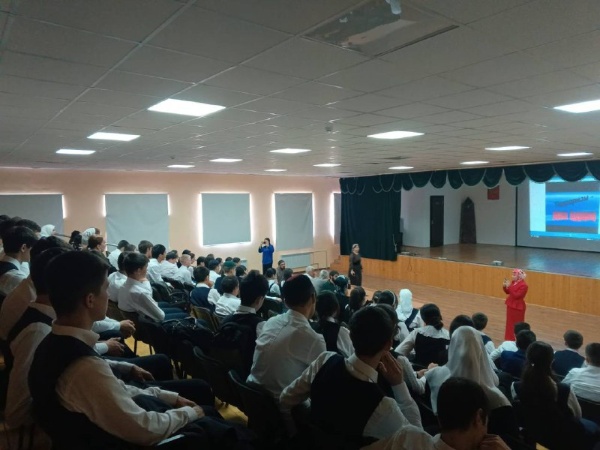03.09.2024г работники ДК с. п. Джейрах в лице методиста Харсиевой Амины Руслановны и художественного руководителя Льяновой Радимхан Мухарбековны совместно с работниками ГБОУ «СОШ - Детский сад с.п. Джейрах имени И. С. Льянова» провели мероприятие, посвящённое Международному Дню солидарности в борьбе с терроризмом, на котором присутствовали представители администрации района в лице Борова Муссы А. и Льянова Рамазана Т., представителя органов внутренних дел в лице Цурова Ахмеда Ю., представителя духовенства в лице учителя истории религий Шаухалова Назира Р.  (7-11 классы - 89 уч.) Мероприятие было посвящено трагедии Беслана и другим трагическим событиям, связанным с терроризмом. Был показан видеоролик о событиях в Беслане. В ходе демонстрации ролика ребята узнали о трагедии Беслана, в которой в первую очередь пострадали дети.

Основной задачей таких мероприятий является сформирование у детей нравственных ценностей, представление о добре и зле, милосердии, побуждение к активным действиям во имя добра. Важно помнить, что с терроризмом следует не только бороться, но и предупреждать его возникновение. Повсеместно нужно говорить о том, что необходимо уважение культурных и религиозных ценностей. Все люди имеют право на спокойную и мирную жизнь. Только толерантность и взаимоуважение помогут нам предупредить разрастание терроризма, и лишить преступников надежды на поддержку в обществе. День солидарности в борьбе с терроризмом это напоминание каждому из нас о том, как важно единство и внимательность друг к другу. Мы все вместе должны объединиться против распространения насилия, терроризма и экстремизма. Только совместными усилиями мы сможем противостоять этому злу и создать безопасное будущее для всего человечества.