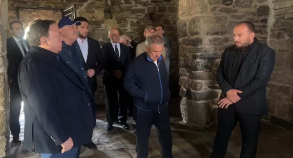 Сегодня глава Ингушетии Махмуд-Али Калиматов, совместно с первым президентом Республики Ингушетия Русланом Аушевым сопроводили главу Республики Татарстан Рустама Минниханова при осмотре древнейшего храма на территории современной России - Тхаба Ерды. Несмотря на критическую аварийность объекта культурного наследия делегация рискнула осмотреть храм и изнутри.
