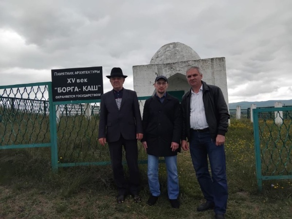 15 мая и.о. директора Джейрахско-Ассинского музея-заповедника Сампиев А.А., по поручению руководителя Комитета Государственной охраны ОКН республики Кодзоева Т.У., совместно с руководителем Благотворительного Фонда «Казыят», представителем Духовного Управления Мусульман России Акказиевым Р.Я., с целью мониторинга технического состояния, посетили мавзолей «Борга-Каш» - один из самых ранних сохранившихся мусульманских памятников на Северном Кавказе и древнейший в Ингушетии .

Памятник расположен на северо-западной окраине сельского поселения Плиево Назрановского района Республики Ингушетия, на берегу Сунжи, являющегося отрогом Сунженского хребта. Высота над уровнем моря  - 652 м.

Мавзолей представляет собой белокаменное строение 5,5 метров в длину, 4 метра в ширину и высотой 3,2 метра. Имеет прямоугольное основание и полукруглый купол. С южной стороны находится стрельчатая арка, венчающая невысокий вход, над которым три плиты с арабскими надписями. Они сообщают, что мавзолей построен в 808 году по хиджре (что соответствует 29 июня 1405-17 июня 1406 года) для захоронения некоего «Бек-Султана сына Худайнада».

Борга-Каш является памятником истории и культуры всероссийского значения и находится под охраной государства. В разное время изучался Семеновым Л.П., Щеблыкиным И.П., Лавровым Л.И. и т. д. 

Руководитель благотворительного фонда, в свою очередь, выразил желание оказать посильную помощь и принять непосредственное  участие в работах по его сохранению.