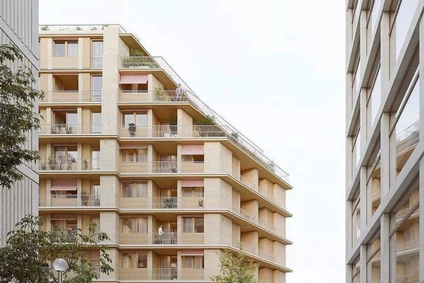 Проект общежитий для сотрудников Каспийского прибрежного кластера одобрен Главгосэкспертизой.

Под стройку выделен участок площадью более 50 тысяч кв. метров в центральной части курорта. По проекту здесь возведут два здания гостиничного типа на 340 человек каждое. Общая площадь застройки составит почти 9 тысяч кв. м.

«Здания для проживания персонала будут переменной этажности от трех до четырех этажей. В плане каждое из них П-образной формы с плоской кровлей. Жилые комнаты двух- и трехместные, в каждой предусмотрено наличие жилой и кухонной зоны, а также санузел. В каждом здании будет по 151 жилой ячейке», – рассказала представитель Главгосэкспертизы России, главный эксперт проекта Елена Остапенко.

Будет оборудована вся необходимая транспортная и инженерная инфраструктура, в частности, котельная и газорегуляторный пункт.

В настоящий момент активно возводится многофункциональный центр и объекты резидентов, создается дорожная и инженерная инфраструктура. Также определен исполнитель первого этапа строительства.

Каспийский прибрежный кластер в Дагестане создается по поручению Президента РФ и является частью масштабного президентского проекта «Пять морей и озеро Байкал». Это совместный проект Правительства республики и Кавказ.РФ при координации Минэкономразвития России.