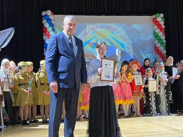 12.04.2025 г., в Доме культуры с.п. Экажево состоялся Республиканский фестиваль самодеятельного народного творчества «Славься, Отечество мое!», который в нынешнем году приурочен к 255-летию единения Ингушетии с Россией. Это одно из главных событий апреля в культурной жизни Ингушетии.

Фестиваль уже давно стал настоящим хранителем духовных традиций и нравственных ценностей ингушского народа. Этот масштабный творческий форум не просто собирает талантливых детей и молодежь, но и становится для них путеводной звездой в мир искусства и культуры.

Воспитанница Дома культуры с.п. Ляжги Ясмина Буружева так же выступила на фестивале, прочитав стихотворение Чахкиева Капитона «Дай-Мохк», и была удостоена диплома участницы форума.