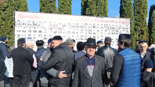 В Назрани, на территории Мемориального комплекса «Г1оазот кашамаш» проходит траурное мероприятие, посвященное памяти жертв событий осени 1992 года. Руководитель Комитета Государственной охраны объектов культурного наследия Кодзоев Тимерлан Умарович и и.о. директора Джейрахско-Ассинского музея-заповедника Ахметхан Сампиев также принимают участие в данном мероприятии.

Место это, как известно, выбрано не случайно, часть жертв трагических событий похоронена здесь, на территории комплекса.

В этом году исполняется 32 года трагическим событиям осени 1992 года, когда десятки тысяч человек вынужденно покинули места своего исторического проживания:  многие лишились близких, имущества и родного крова. Были убиты сотни жителей Пригородного района и Владикавказа ингушской национальности, в числе которых и много детей, женщин, стариков.

Судьбы многих из них до сих пор неизвестны, немалое количество считается без вести пропавшими.

Эта трагедия оставила большой след в памяти людей, коснулась всего народа в целом. Ингушской нации был нанесен непоправимый ущерб. До сих пор не решена проблема возвращения в места прежнего постоянного проживания.

На митинг пришли сотни людей, среди которых были представители органов государственной и муниципальной властей, общественных организаций, депутаты, руководители различных учреждений, религиозные деятели и простые жители республики.