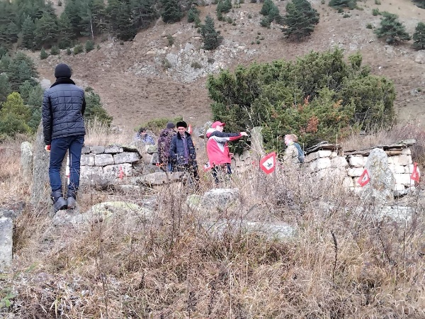 Сотрудники Джейрахско-Ассинского музея-заповедника совместно со специалистами проектной организации АСМ ГРУПП совершили инспекционную поездку в башенный комплекс «Нийкоате», где проходят плановые работы по выявлению, фиксации и учету всех объектов культурного наследия.  

Средневековое башенное поселение «Нийкоате» расположено в Джейрахском районе, восточнее «Ний» и севернее "Цизды",  административно входит в сельское поселение «Гули». На территории города-поселения имеется множество исторических объектов, это и жилые башни, мавзолеи, раннемусульманское кладбище, благоустроенный природный родник, руины каменных построек и др., которые, к сожалению, в силу объективных причин, не все состоят на государственном учете. И сегодня, как мы видим, проводится огромная работа по их восполнению. Состояние всех объектов аварийное.

Как известно, инвентаризация ОКН является одной из необходимых составляющих комплексного изучения памятников, она проводится с целью сохранения и популяризации объектов культурного наследия, а также для обеспечения их целостности.  В этом году аналогичная работа проведена на 30 башенных комплексах горной Ингушетии.
