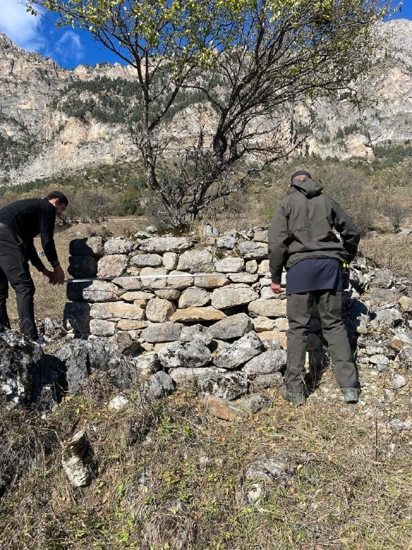 Ни дождь, ни снег, ни ветер, ни зной не отвлекают сотрудников Джейрахско-Ассинского музея-заповедника от намеченных целей. А цель такова: до конца года поставить на государственный учет все циклопические строения Джейрахского района.

В связи с намеченной целью, в эти выходные, пользуясь благоприятными погодными условиями, были проведены работы на комплексах Кели и Верхний Кели, где по предварительным данным, отмечено не менее 10 древних строений с заградительными стенами. 

Ранее аналогичные работы, по учету и фиксации циклопических строений были проведены в башенном поселении Средний Озик, где было учтено 27 строений и 3 заградительные стены.

Как мы уже отмечали, ранее на государственном учете, в статусе выявленных объектов культурного наследия республики, состояли всего лишь 14 циклопических построек архитектурного комплекса «Таргим», хотя, по предварительным данным, на территории горной Ингушетии такие постройки  отмечаются в башенных комплексах  «Эгикал»,  «Хамхи», «Кхарт», «Дошхакле», «Тори», «Озик», «Кели», «Кязи» и др.

Следующие работы планируется провести на Верхнем Озик и Дошхакле.
