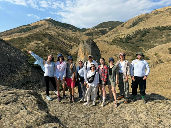 Председатель ППОС ПГУ, победительница Стипендиального конкурса Фонда Потанина, Кучерова Аюна приняла участие в волонтёрской смене Школы Фонда В.Потанина.

Школа Фонда – ежегодное мероприятие, целью которого является усиление долговременных позитивных изменений и повышение личной социальной ответственности.

На протяжении смены в государственном заповеднике «Дагестанский» волонтёры благоустраивали территорию заповедника: красили настил и перила экотропы, убирали Соколиный центр, проводили экскурсии и мероприятия для посетителей.

Помимо работы, участники познакомились с природой и культурой Дагестана. Также в  особую программу смены вошли вечера настольных игр, рассветы и закаты на Сарыкумских барханах, мастер-классы по кавказским танцам, знакомство с национальной кухней народов Дагестана.

Эта смена стала примером того, как совместными усилиями можно сохранять и развивать природное и культурное наследие.