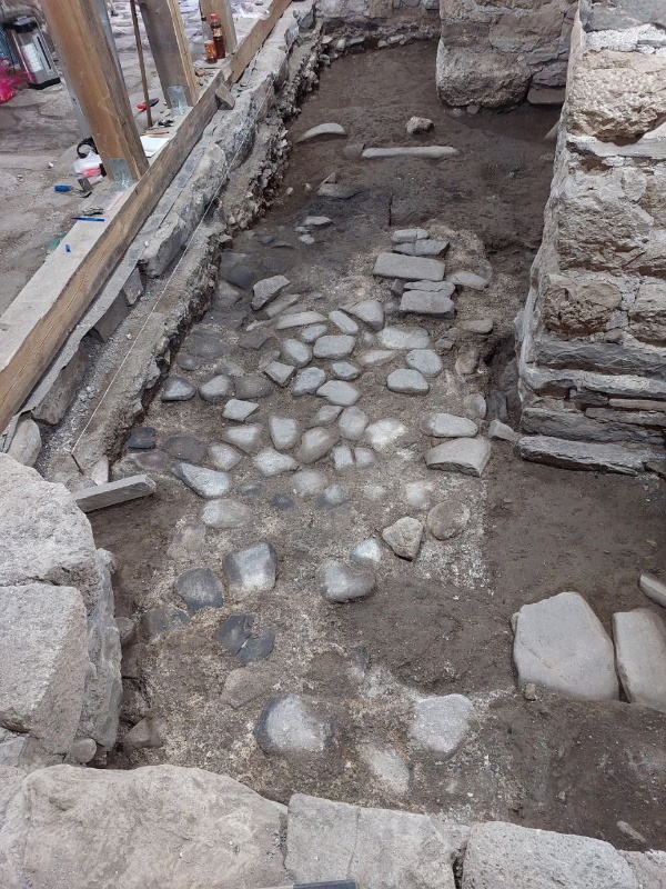 При выполнении археологических работ на объекте культурного наследия федерального значения Храм "Тхаба-Ерды" в горной Ингушетии, на глубине около 30 сантиметров, археологи обнаружили сохранившиеся фрагменты более ранних каменных полов уникального храма. 

Археологические работы по разрешению Министерства Культуры РФ и при полной поддержке Благотворительного фонда "САФМАР" продолжаются.