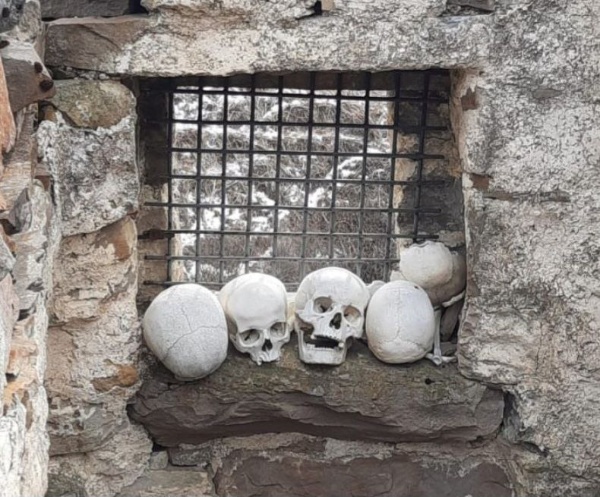 Вероятно последние новости от "АСМ Групп" в начале этого года, несколько задели некоторых людей, и к сожалению бросили тень на специалистов, реально занимающихся законными археологическими исследованиями. Законными, и что самое главное - правильными и необходимыми. 

Сообщаем, что предыдущий пост был посвящен людям, не имеющим никакого отношения к археологическим исследованиям, о чем достаточно конкретно и ясно прозвучало в тексте поста.

Так как по роду своей деятельности "АСМ Групп" имеет достаточно частое отношение к археологическим раскопкам, также сообщаем, что компания полностью поддерживает все законные археологические изыскания, будь то определение границ археологического наследия или непосредственно сами раскопки, проводящиеся в любом регионе строго по Открытому листу, выданному Министерством культуры РФ. Кроме того, "АСМ Групп" считает принципиально правильным проведение в максимальном количестве законных археологических изысканий, открывающих каждому из нас новые данные и артефакты о жизни предков. Во многих регионах есть свои институты или компании, профессионально занимающиеся археологическими исследованиями, как например в Ингушетии - компания "Наследие", проводящая исследования на Башенном комплексе "Нижний Пуй" и открывшая каждому из нас уникальнейшие находки с этого древнего комплекса.