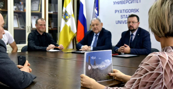 На рабочей встрече с Ректором Пятигорского Государственного Университета Горбуновым Александром Павловичем обсудили:
- Возможности использования национальной системы «Территория» на объектах университета, включая территорию Учебно-рекреационного и спортивно-оздоровительного Центра ПГУ «Дамхурц» в Республике Карачаево-Черкессии.
- Использование системы «Территория» в учебном процессе.
- Вовлечение студентов и сотрудников в процесс создания и развития системы «Территория».
- План по организации совместных мероприятий.
По итогам встречи достигнуты договорённости.