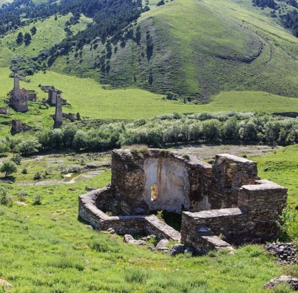 Сотрудники Археологического центра им. Е.И.Крупнова совместно с Институтом географии РАН по результатам радиоуглеродного анализа получили новые данные о возрасте одного из древнейших храмов на территории России - Альби Ерды, расположенного в горной Ингушетии. Отобранные образцы древесины с перемычек над дверными проемами, после проведения лабораторных исследований, позволили определить, что храм был построен между 668 и 974 годами нашей эры.
