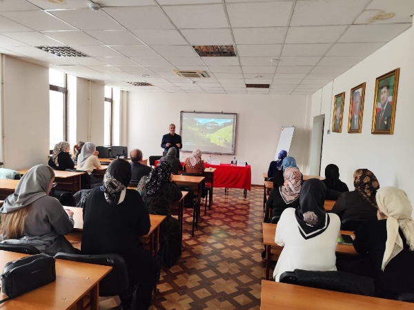 20 января в Национальной библиотеке Чеченской Республики имени А.А. Айдамирова состоялся семинар на тему «Чеченская башенная архитектура»,

Семинар провёл старший научный сотрудник отдела археологии и архитектуры Аргунского государственного историко-архитектурного и природного музея-заповедника Р.С. Баканаев. В ходе мероприятия были рассмотрены история и особенности чеченской башенной архитектуры, её культурное значение, а также современные подходы к сохранению и реставрации башенных комплексов.

В работе семинара приняли участие специалисты учреждений культуры. Мероприятие стало важной площадкой для профессионального обмена и обсуждения вопросов сохранения архитектурного наследия Чеченской Республики.