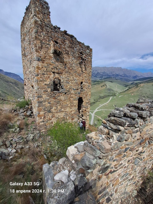 В эти дни, сотрудники Джейрахско-Ассинского музея-заповедника, в рамках плана работы, совершили инспекционную поездку в Верхний Пуй. 

Архитектурный комплекс «Верхний Пуй» - небольшой башенный поселок замкового типа, расположен в Джейрахском районе, южной части Таргимской котловины, под горой Молельня. Высота над уровнем моря составляет 1200 м. Состоит из одной полубоевой, которая сохранилась на высоту четыре яруса и полуразрушенных жилых башен. Административно входит в сельское поселение Гули.

Сотрудниками на месте был произведен сбор полевого материала, обследовано сохранность памятников, произведена фотофиксация.

На все объекты культурного наследия комплекса будут составлены акты технического состояния и направлены в вышестоящие организации.
