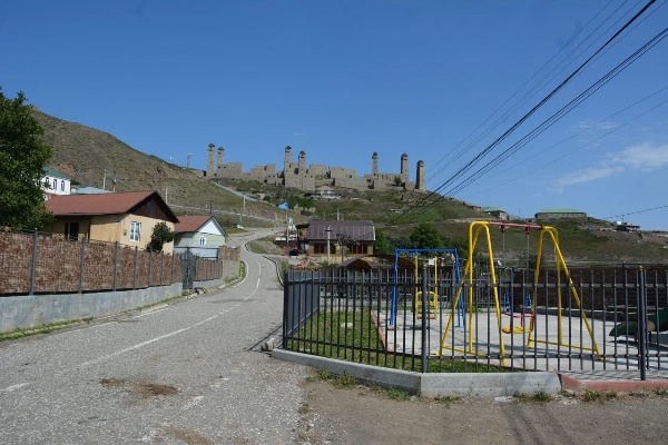 Рабочий выезд в горную часть Чеченской Республики.

Погода и состояние дороги на перевалах позволили за один выезд захватить сразу две территории - Шаройский и Итум-Калинский административные районы.

Был проведён сбор и уточнение информации по отдельным населённым пунктам, объектам культурного наследия и памятникам природы. 

Среди мест, где проводились работы:
- Боевая башня в селе Химой Шаройского района,
- наземные солнечные часы в селе Химой,
- руины села Чехилдой,
- Шикаройский замковый комплекс,
- село Шарой,
- село Шикарой,
- объекты сервиса на перевале между районами,
- ряд руинизированных строений у с. Тазбичи Итум-Калинского района,
- жилая башня тэйпа Нашхой и близлежащие руины,
- башенный комплекс Эткали и мечеть,
- замок Пхъакоч,
и другие объекты.

Во время выезда также провели ряд рабочих встреч с сотрудниками организаций районов, правоохранительными органами и местными жителями.