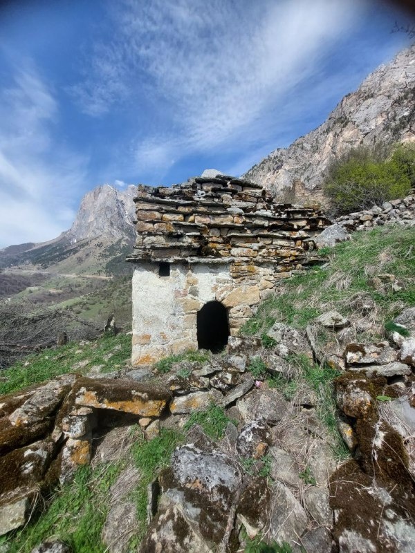 Сотрудники музея-заповедника провели мониторинг храма-святилища «Ког-Ерда», расположенного на южной окраине башенного поселения «Ког», что восточнее «Кели».

Согласно радиоуглеродному анализу, проведенного археологическим центром им. Е.И. Крупнова республики в 2017 г.,  этот памятник был построен в 1441-1486 гг.

Храм-святилище представляет собой одноэтажную постройку с прямоугольным основанием и двускатно-ступенчатой крышей из 10 сланцевых плит, толщина стен 60 см, площадь в основании около 16 кв. м.

Южная стена сохранилась на высоту 5 метров, в ширину 3,5 м. Северная стена высотой 2 метра примыкает к скале. Низкий сводчатый дверной проем устроен в восточной стене, близ юго-восточного угла, над проемом имеется небольшая прямоугольная ниша. В южной стене наблюдается  оконный проем.

Стены снаружи и изнутри покрыты штукатуркой желтовато-охристого цвета.

Памятник воздвигнут аккуратно, на известковом растворе. Данная постройка активно функционировала вплоть до нашего столетия.

Несмотря на то, что памятник сохранился на всю высоту, состояние его неудовлетворительное: крыша повреждена, основание выветрено, на стенах имеются трещины (полевой материал).