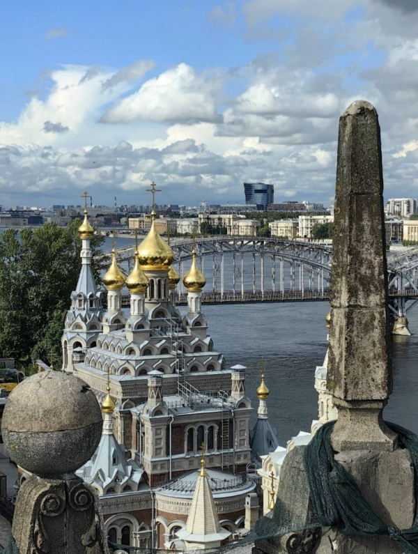 Роскошный вид на воссозданную по проекту "АСМ Групп" Церковь Божией Матери Всех Скорбящих Радость с грошиками на проспекте Обуховской Обороны, 24.

Фото - Татьяна Котова.